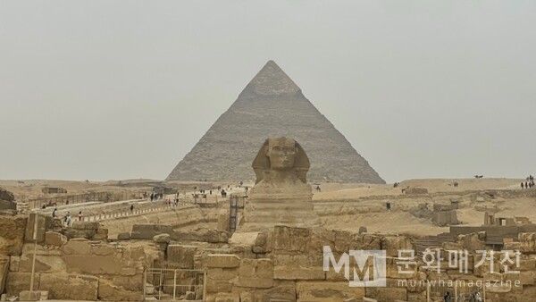 ▲ 기자 고원의 상징적인 장면. 사막의 안개 속에서 스핑크스가 피라미드를 바라보며 고요히 서 있다. 수천 년의 시간이 흘렀어도, 돌의 시선은 여전히 같은 방향을 향하고 있다 / 사진: 한민광 제공