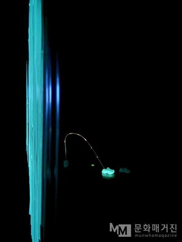 ▲ 구나혜 개인전 'Curing' 중, 크록스가 포함된 작품 / 사진: 유정 제공