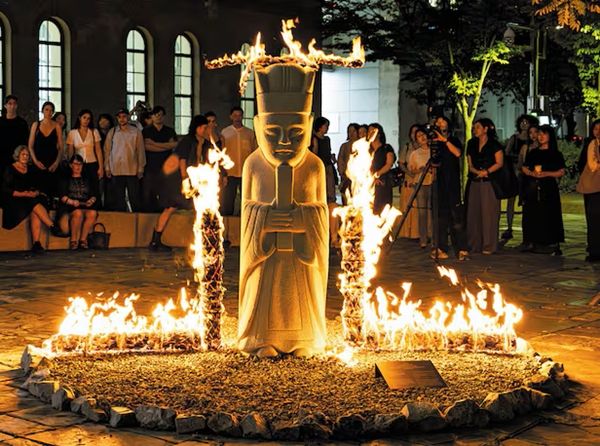 ▲ 제13회 서울미디어시티비엔날레 '강령: 영혼의 기술' 개막일 이승택 작가가 서울시립미술관 서소문 본관 마당에서 석조 모조상을 불태우는 퍼포먼스를 벌였다. 작가가 1989년 자신의 회화와 조각 작품을 불태운 '분신 행위 예술전'을 재연한 것 / 사진: 서울시립미술관 제공