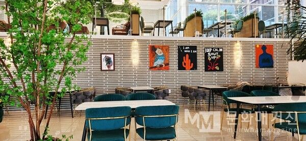 ▲ 아산시 소재 카페 그린브리즈에 전시된 나의 작품들 11.6. ~ 12.17. / 사진: 강산 제공