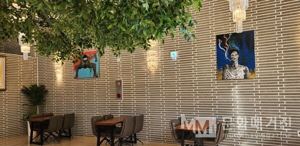 ▲ 아산시 소재 카페 그린브리즈에 전시된 나의 작품들 11.6. ~ 12.17. / 사진: 강산 제공