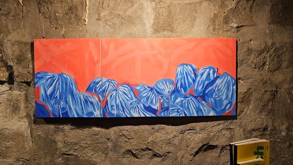 ▲ 파란만두산#4~6, 136.5X53cm, 캔버스 위에 아크릴, 2025 / 사진: 돌담갤러리 제공&nbsp;