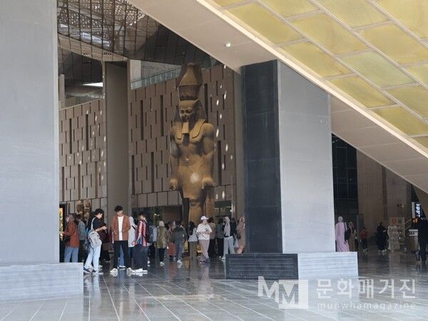 ▲ 입구 기둥 너머로 보이는 람세스 2세의 거대한 모습이, 관람객을 고대 이집트의 세계로 안내하듯 장중하게 서 있다 / 사진: 한민광 제공