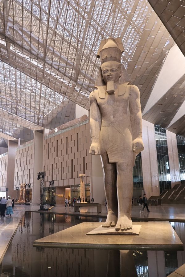 ▲ 거대한 람세스 2세 석상이 유리 지붕 아래에서 방문객을 가장 먼저 맞이하며 GEM의 상징적인 시작점을 만들어준다 / 사진: 한민광 제공
