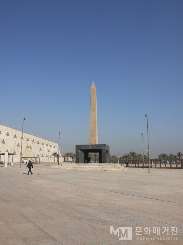 ▲ 푸른 하늘 아래 세워진 오벨리스크가 광장의 중심을 이루며, 고대의 상징물이 현대적 프레임 속에 배치된 모습이다. 넓게 펼쳐진 공간은 방문객을 맞이하는 웅장한 박물관의 첫인상을 만들어 준다 / 사진: 한민광 제공