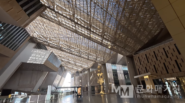 ▲ 수천 개의 패널이 격자로 엮인 천장은 자연광을 부드럽게 흩어 GEM 로비 전체를 사막의 빛처럼 채워준다 / 사진: 한민광 제공