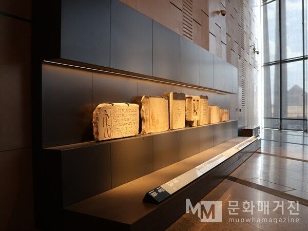 ▲ 히에로글리프와 부조가 새겨진 여러 개의 석회암 블록들이 조명을 받아 길게 진열된 모습 / 사진: 한민광 제공