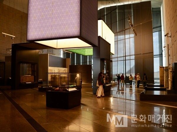 ▲ 높은 천장과 현대적인 조명 아래, 거대한 석관과 다양한 유물들이 넓게 배치되어 영원한 삶에 대한 고대 이집트의 믿음을 보여주는 갤러리 03의 전경 / 사진: 한민광 제공