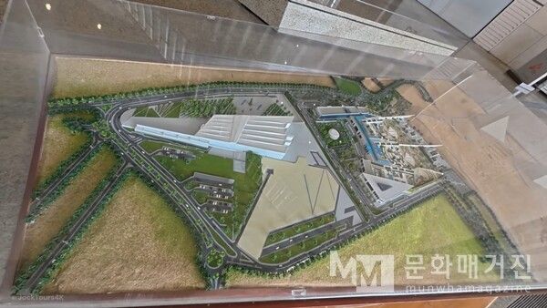 ▲ 이집트 대박물관(GEM) 부지와 주변 도로를 상세하게 보여주는 전체 건축 모형 / 사진: 한민광 제공