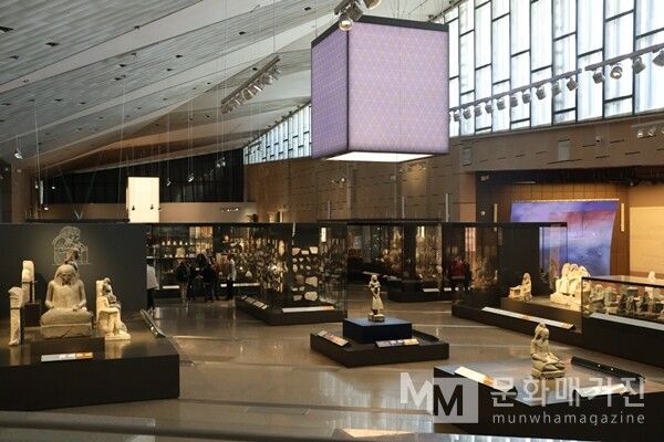 ▲ 넓은 홀에 다양한 크기의 고대 이집트 조각상과 유물들이 진열되어 있으며, 전체 갤러리의 웅장하고 현대적인 공간을 보여준다 / 사진: 한민광 제공