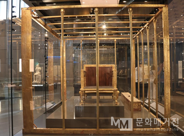 ▲ 화려한 금빛 가림막 안에 전시된 고대 이집트 파라오의 의자(또는 왕좌)로, 왕권의 신성함과 부를 보여주는 유물 / 사진: 한민광 제공