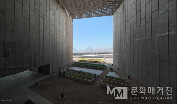 ▲ 웅장한 현대 건축물이 멀리 보이는 고대 기자 피라미드의 실루엣을 담아낸다 / 사진: 한민광 제공