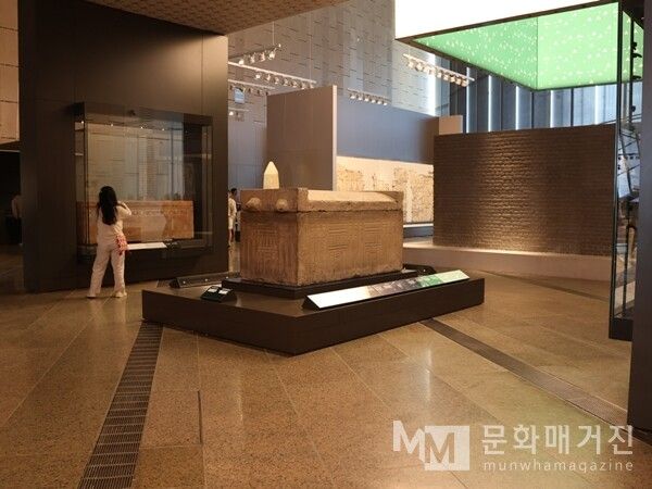 ▲ 갤러리 03 중앙에 전시된 커다란 석관(또는 관)과 그 주변의 현대적 전시 공간을 보여준다 / 사진: 한민광 제공