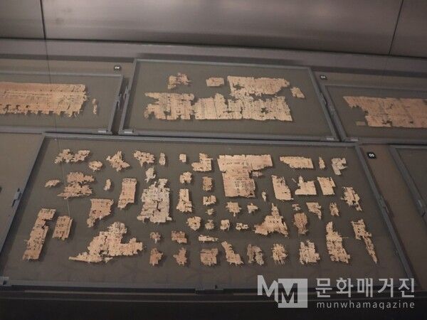 ▲ 심하게 훼손되어 작은 조각으로 나뉜 파피루스 문서들이 진열장 안에 조심스럽게 전시되어 있다 / 사진: 한민광 제공