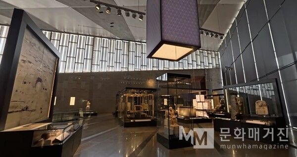 ▲ 넓은 홀에 다양한 크기의 조각상과 진열장들이 배치되어 있으며, 현대적이고 높은 천장의 갤러리 02 내부 전경을 보여준다 / 사진: 한민광 제공