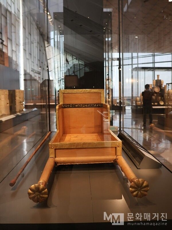 ▲ 화려하게 금장된 나무 운반용 의자(또는 가마)로, 파라오의 권위와 이동 수단을 보여주는 공예품 / 사진: 한민광 제공