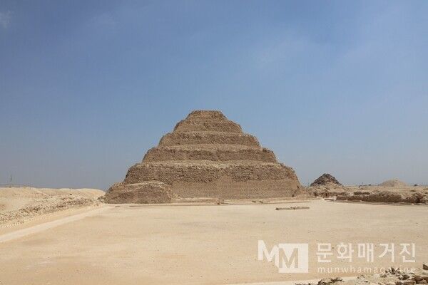 ▲ 사카라의 스텝 피라미드 전경. 여섯 개의 계단이 층층이 쌓인 최초의 피라미드 형태다 / 사진: 한민광 제공