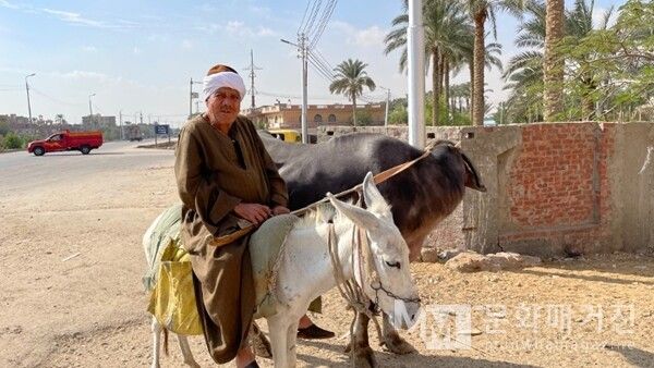 사카라 마을 입구에서 만난 주민. 당나귀와 소와 함께 평소처럼 이동 중인 모습이다 / 사진: 한민광 제공