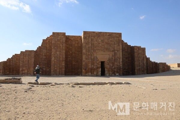 ▲ 사카라 조세르 장제단지의 정문 역할을 하는 입구 회랑 외벽. 거대한 돌벽이 규칙적으로 이어진 모습이 인상적이다 / 사진: 한민광 제공