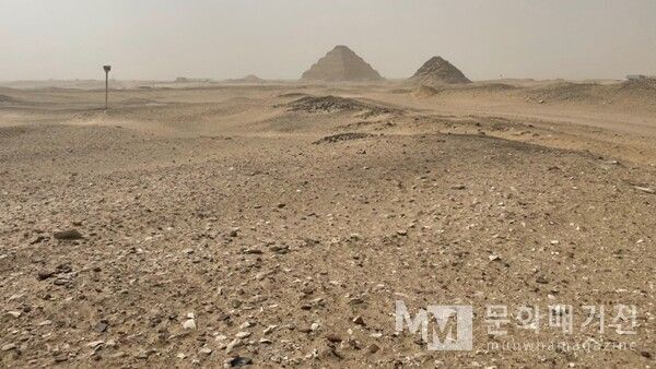 ▲ 사카라 사막 한가운데서 바라본 스텝 피라미드. 모래 언덕 너머로 계단식 구조가 희미하게 드러난다 / 사진: 한민광 제공