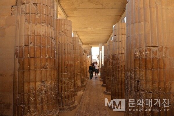 ▲ 조세르 장제단지 입구 회랑 내부. 파피루스 줄기를 본뜬 돌기둥이 길게 이어진 통로다 / 사진: 한민광 제공