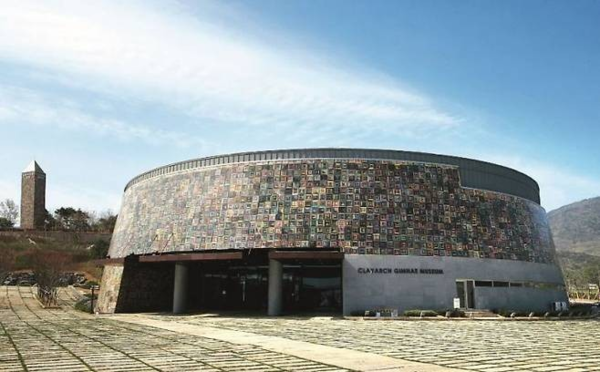 ▲ 신상호, '구운 그림-무제', 클레이아크김해미술관 / 사진: 국립현대미술관 제공