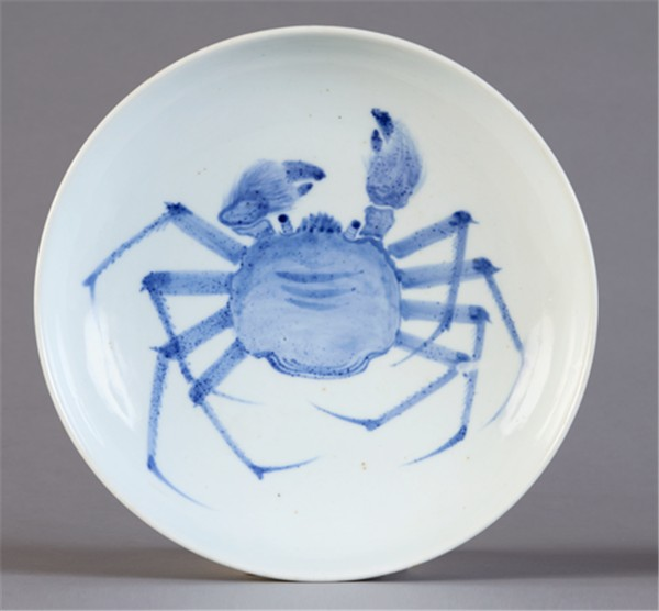 ▲ ‘백자청화게무늬접시’, 국립중앙박물관 소장·이건희 컬렉션 / 사진: 인천시립박물관 제공