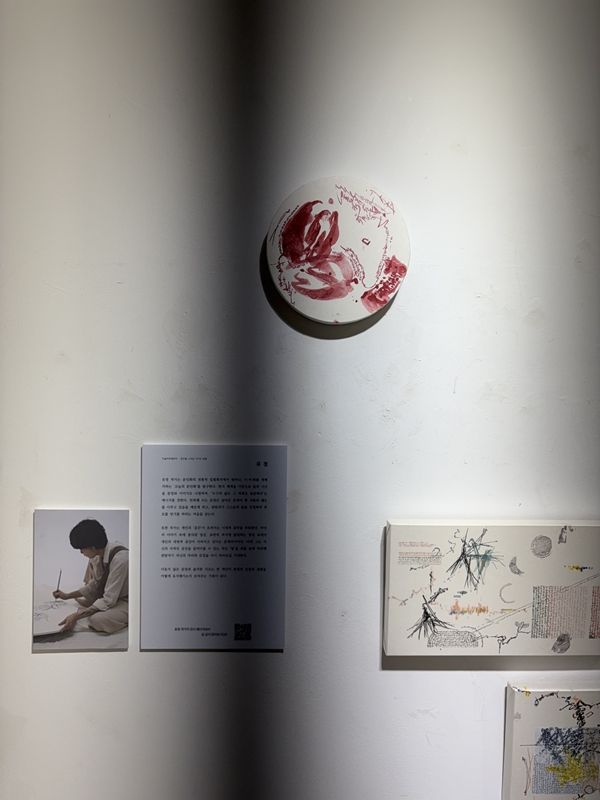 ▲ 이날 그룹전 설치를 마치고 잰걸음으로 달려와 이들을 맞이했다. 종종거리며 다니는 나를 보며, 그래서 더- 우리는 전시 활동을 얼마나 열심히 해야 '충분히 잘 하고 있다'고 말할 수 있는가에 관해 이야기가 깊었다