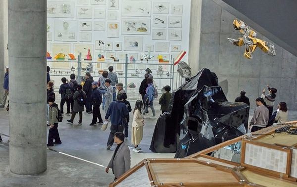 ▲ 구립용산장애인복지관 등 6개 기관에서 초청된 관객들이 이불 개인전을 관람하고 있다 / 사진: 삼성문화재단 제공