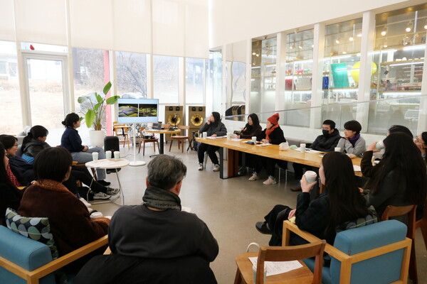 ▲ 비평가 워크숍 전경 / 사진: 아트센터 화이트블럭 제공&nbsp;