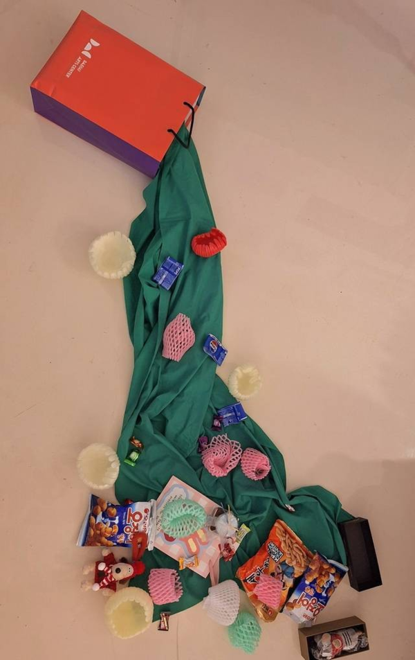 ▲ 신재순 작가 작품 '과대포장 환장하네' / 사진: 대구환경미술협회 제공