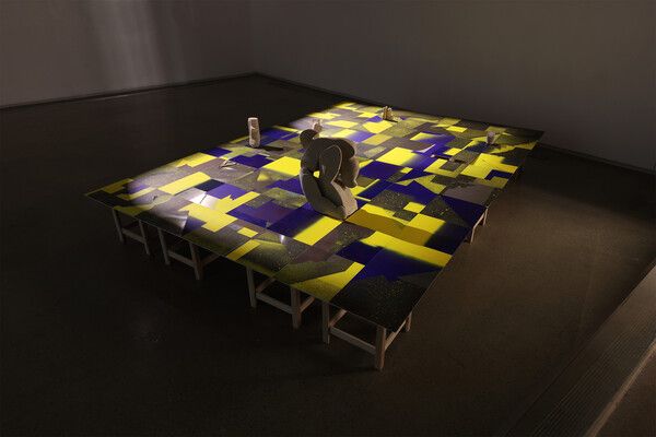 ▲ 김민혜, 물이 모이는 곳_Square, 2025, 알루미늄 판 위에 수성 스프레이, 목재, 점토, 세라믹, 브론즈, 62×280×400cm / 사진: 아트센터 화이트블럭 제공&nbsp;