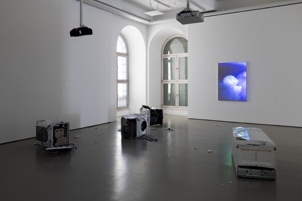 ▲ 리킷(Lee Kit) 전시 전경, 프리데리키아눔(Fridericianum), 2025&nbsp; / 사진: Andrea Rossetti 제공