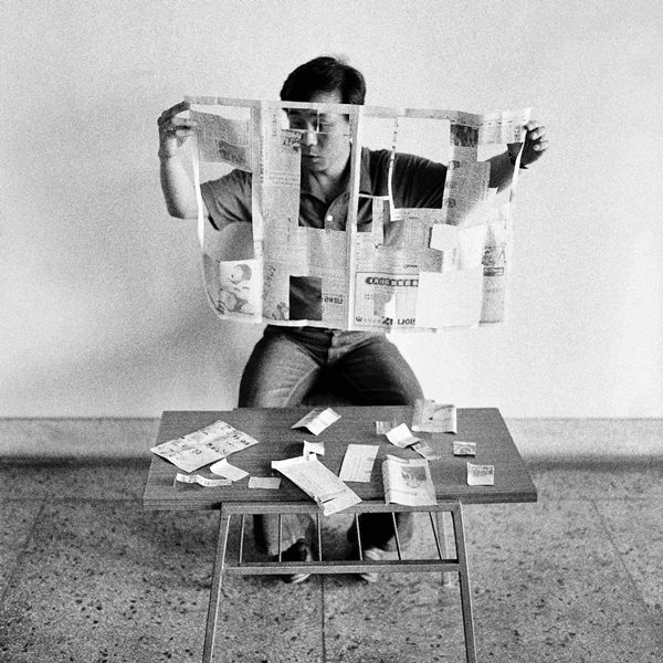 ▲ 성능경, '신문 읽기' 퍼포먼스, 1976년 초연 / 사진: 갤러리현대 제공