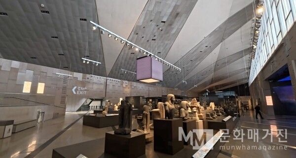 ▲ 신왕국의 찬란한 여정이 시작되는 Hall 7의 입구는 제국의 화려한 사회상을 들여다보는 거대한 통로. 이 문턱을 넘어서는 순간, 우리는 3,500년 전 이집트인들의 생생한 삶의 현장으로 초대된다 / 사진: 한민광 제공