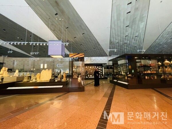 ▲ 전시실 중앙에 배치된 다양한 석조물과 생활 유물들은 화려한 왕실 문화 이면에서 제국을 실질적으로 지탱했던 서민들의 일상 공간을 입체적으로 재현한다 / 사진: 한민광 제공