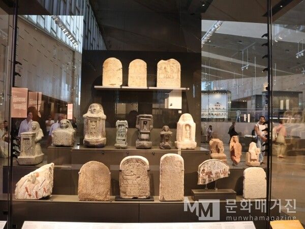 ▲ 글과 조각이 정교하게 결합된 돌판은 신왕국 사회가 지향했던 가치관을 압축하며, 3,500년의 시간을 넘어 현대인들에게 인간 본연의 욕망에 대한 깊은 질문을 던진다 / 사진: 한민광 제공