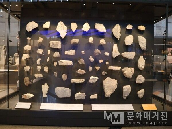 ▲ 벽면에 조각된 파편화된 기록들은 죽음 이후에도 영원히 기억되고자 했던 신왕국 사람들의 집요한 의지와 생명력을 상징적으로 보여준다 / 사진: 한민광 제공