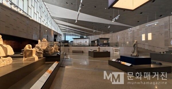 ▲ 전시실 중앙 통로를 지나는 이 길은 신왕국의 화려함 뒤에서 제국을 실질적으로 움직였던 기록과 지식의 세계로 향하는 관문이다 / 사진: 한민광 제공