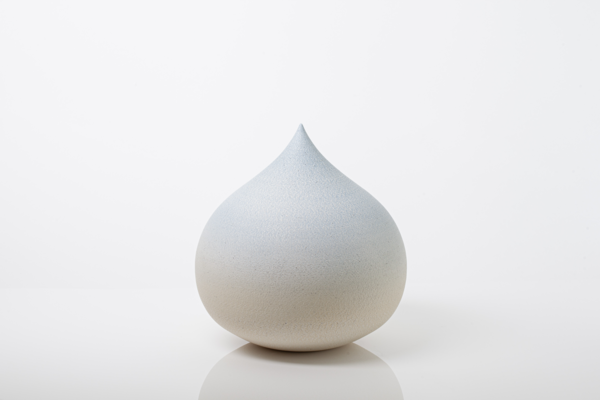 ▲ 조원재, edge of a moment #013,&nbsp;33X33X36cm, Porcelain, wheel-thrown, polished after firing,&nbsp;2025 / 사진: 갤러리조은 제공&nbsp;