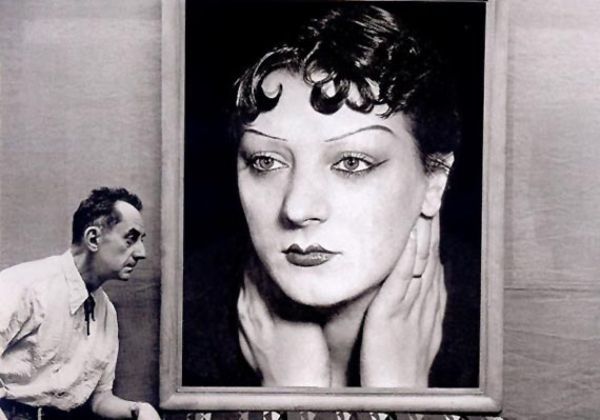 ▲ Man Ray in front of a portrait of 'KiKi de Montparnasse', 1654, Photo by Michel Sima