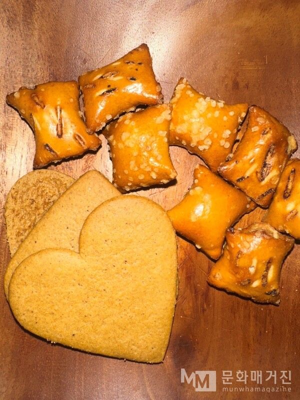 ▲ 겨울 내리 먹고 있는 간식이다. 코스트코에서 구매한 피넛버터 프레첼과 이케아의 진저쿠키 / 사진: 구씨 제공