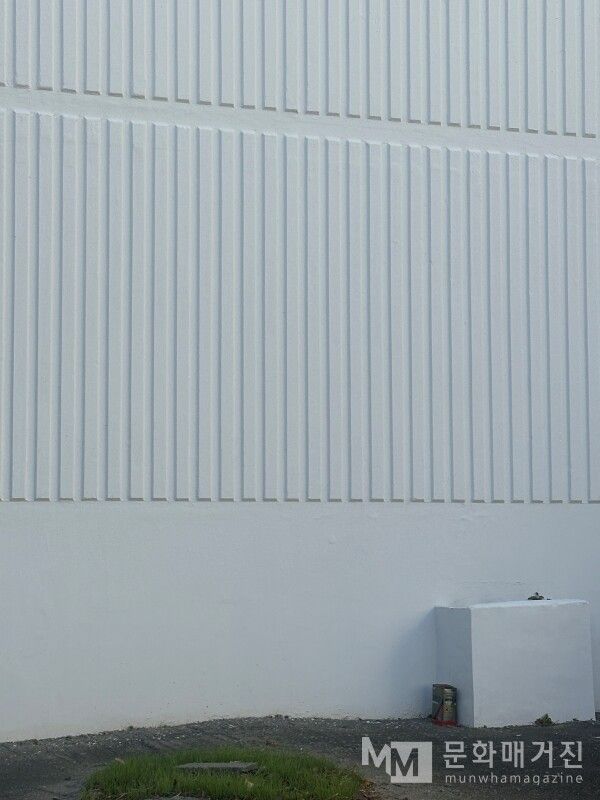 ▲ 작업을 부착할 만한 벽을 찾고 있다. 더 열심히 해야 하는 일 중 하나다 / 사진: 구씨 제공