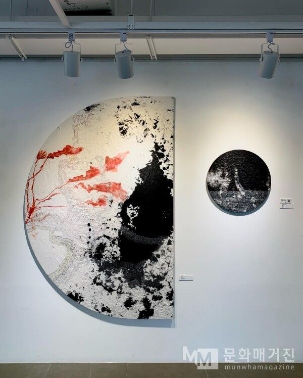 ▲ 첫 전시는 아니지만, 두어 번째 즈음으로 기억한다. 원하는 형태와 질감을 만들어 내는 데에 거침이 없고 맑았다. 저 광활한 면적에 문장을 쓴다고 무릎이 닳는 것도 몰랐던 스스로가 우습지만서도. 이때가 있었기에 지금의 유정이 견고하다고 자부한다 / 사진: 유정 제공&nbsp;