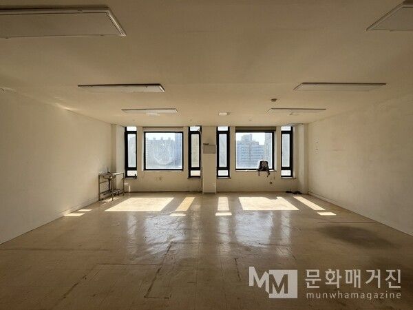 ▲ 이전 작업실을 깔끔하게 정리하고 찍은 사진이다. 해가 잘 들던 공간이었다 / 사진: 구씨 제공