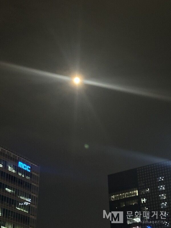 ▲ 최근 영상자료원에서 하루종일 영화를 보고 나왔다. 그리고 바로 앞의 보름달을 촬영했다 / 사진: 구씨 제공