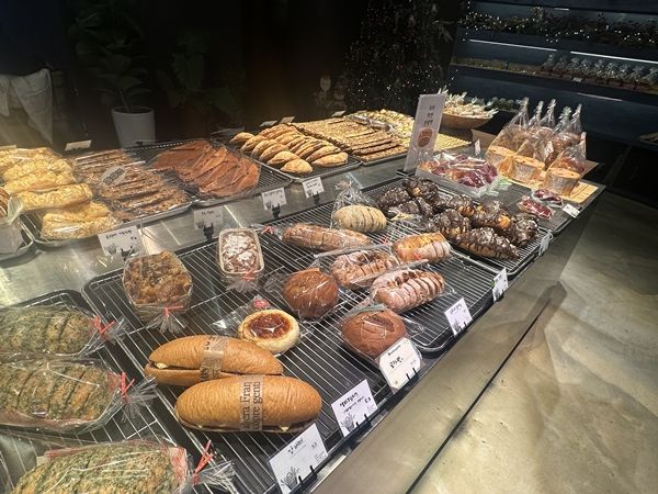 ▲ 최근 아르바이트를 한 빵집의 풍경. 하루만에 약 40개가 되는 종류를 외워서 포스기를 다뤄야 했다. 눈이오는 날 빵집에 들어갈때는 꼭 신발을 털고 들어가자! / 사진: 구씨 제공