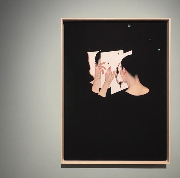 ▲ 이진주, '볼 수 있는 21', 2024, 이정배블랙 수제물감, 광목에 색, 국립현대미술관 / 사진: 유정 제공