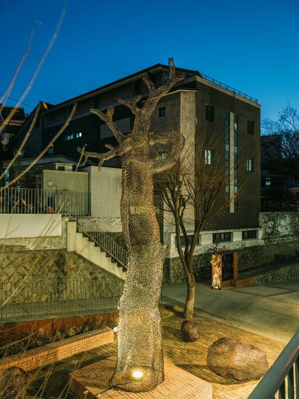 ▲ 이길래, 생이 깃든 소나무, 2025년, 동파이프 산소용접, 650(h)x105x113cm, 돌 4점 포함(개별 사이즈) / 사진: 성북구립미술관 제공&nbsp;