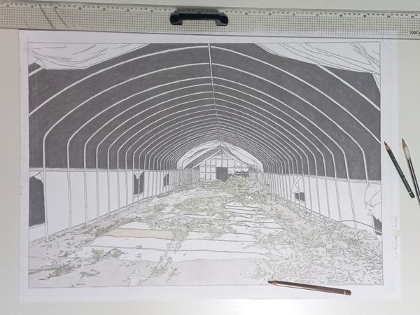 ▲ 책상 위에 작년 봄 그리다 만 그림을 올려 두었다. 시간이 날 때마다 이어 그리고 있다 / 사진: 정혜원 제공